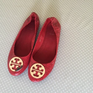  - Ett par fina Tory Burch ballerina. De är inte mycket använda så i fint skick. Storlek 39 men de är aningen små i stl så funkar för 38 också. 