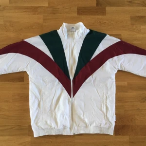  - Snygg vindjacka/sportsjacka från samarbetet mellan Reebok och danska Naked. Sjukt snygg! I superskick! Den är inte smutsig eller trasig✨💕 sålde ut snabbt! Sjukt snygg att använda som vanlig tröja över något snyggt inomhus, det har jag gjort💪🏼  Eventuell frakt betalas av köparen😙❤️