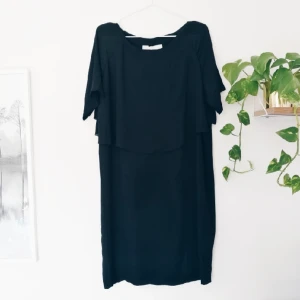  - Klänning från Monki. Tunnt, något transparent tyg. Lite öppen i ryggen och med fina detaljer. Använd ett fåtal gånger. Är storlek S men passar även större då den är stor i modellen.