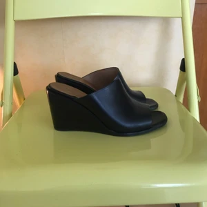  - Helt nya flippa K klackar  ( använda 1 gång) Abbi wedge Mule modell.  Köpta för 2300 kr.  Kvitto finns, köpta på NK 