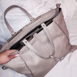  - Beige stor väska som är välanvänd! Köpt på Forever21 och väldigt praktisk då den rymmer både dator och mycket grejer! Dragkedjan och banden sitter väldigt bra, inuti är bara en pytteliten fläck (se första bilden till vänster om innerfickan)  Köparen står för frakt och om jag inte svarar här så smsa 0739666812! 