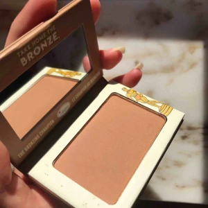  - Säljer detta jättefina bronser från the balm ”take home the bronze” i färgen Thomas. Ett anti orange bronser, har ett sedan tidigare och det är verkligen jättebra! Säljer detta som är heeelt oanvänt! orginalpris 250 mitt pris 70kr inklusive frakt!