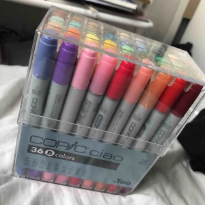  - 36 oanvända Copic Ciao pennor som är köpta i Japan. Nypris är 1800kr. Lådan är trasig pga flyget tillbaka men allting annat funkar som ny ✨ Kan diskutera priset men vill helst bara mötas upp för dom här🌻