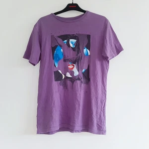  - Skitsnygg lila T-shirt från märket Quicksilver. Köpt på secondhand marknad. Frakt tillkommer på 18 kr❣