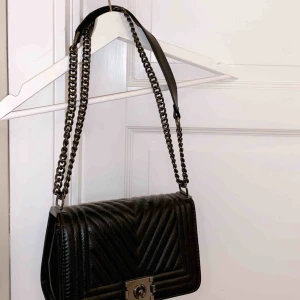  - Svart väska använd fåtal gånger. 