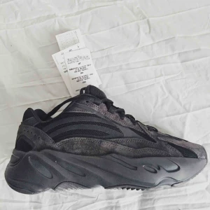  - Adidas Yeezy Boost 700 ”Vanta”. Vann SNS raffel men dom var för små i storlek (passar en 37,5/ 38). 169kr frakt