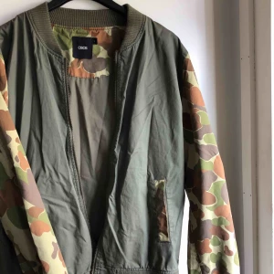  - THIN CAMOUFLAGE BOMBER JACKET - L - Unisex - Gott Skick - Kan mötas upp inom Östergötlands Län och ev Stockholm.