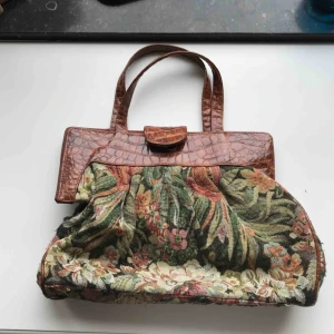  - Underbar bruksväska som är inhandlad vintage i London. Fräsch invändigt. Skickas mot frakt eller möter upp i centrala GBG! 