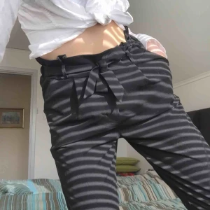  - Svarta kostymbyxor med knytning i midjan, aldrig använda endast testade. Tycker dom är väldigt snygga men de är väldigt korta i benen på mig då jag är 178cm. Sitter nog perfekt på någon lite kortare :) Möts upp i Stockholm!