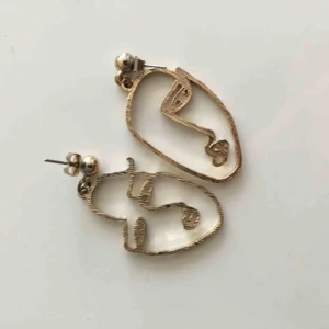  - Superfina örhängen från Monki. Frakt ingår