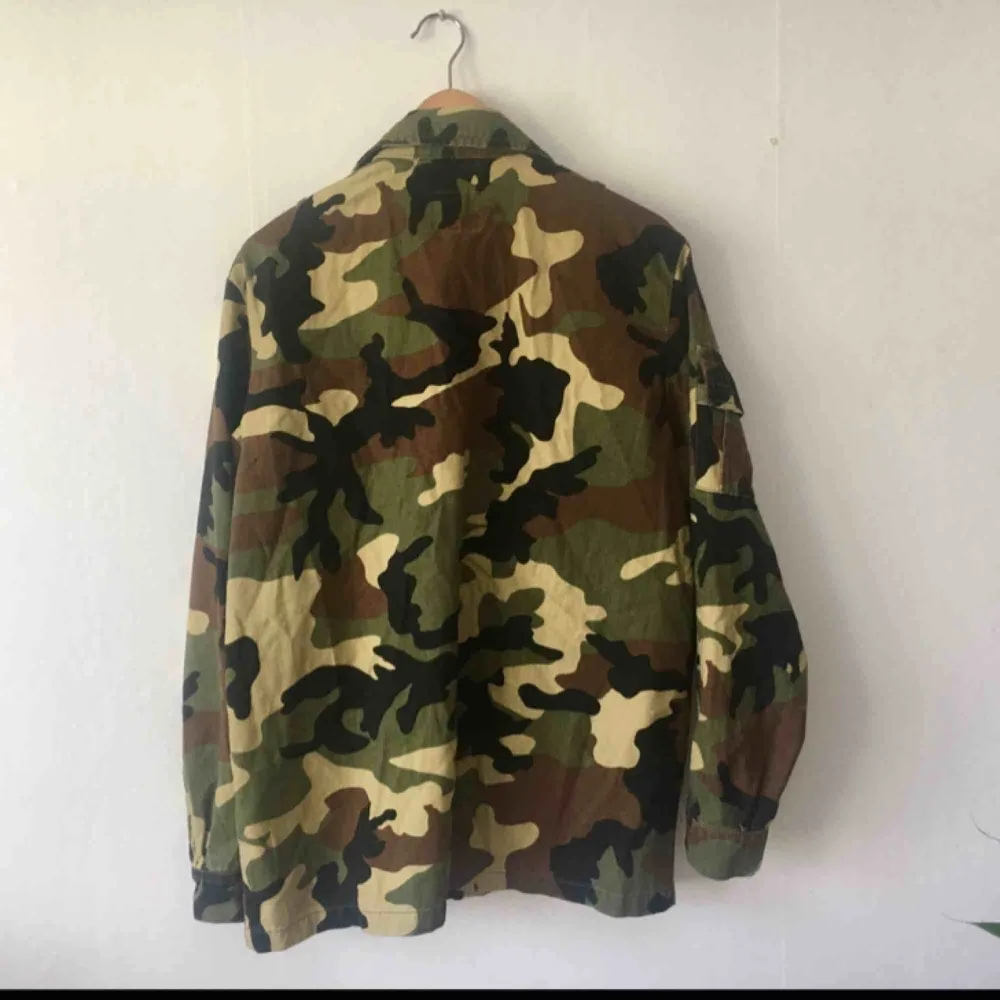 Skit snygg militär-jacka från WESC. Är storlek Herr Medium och ganska oversize men fungerar även på Dam L.   Perfekt sommarjacka! Säljes pga. för stor för mig.  Finns att hämta i Hammarbyhöjden eller skickas mor betalning. . Jackor.