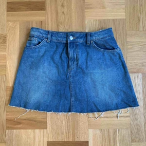  - 👗Jeanskjol från HM!👗 100% bomull! Storlek: 38-M. Finns att hämta i Lund eller Malmö i Skåne, annars ingår frakt💖