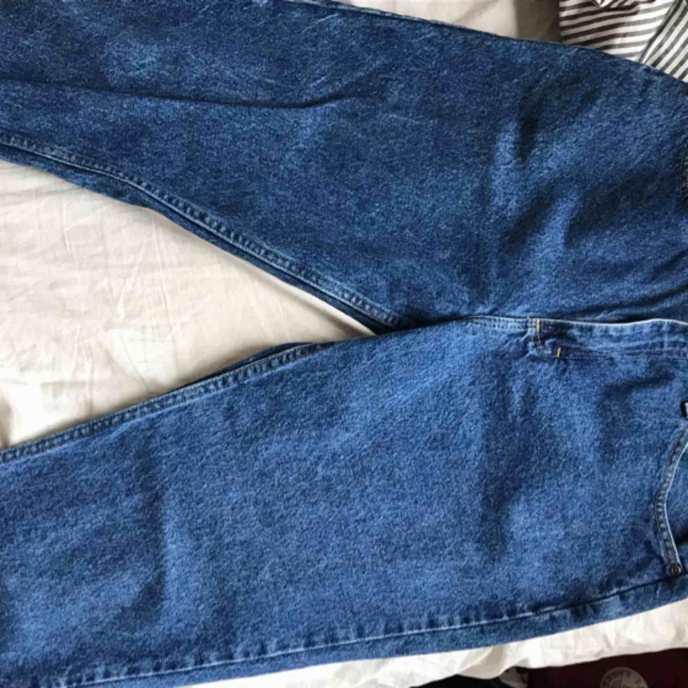 Ascoola jeans köpta från Beyond retro. Mörk tvättning och cool ”ficka”. bara använda en gång. Köparen står för frakt💕✨. Jeans & Byxor.