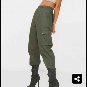  - Cargo pants från pretty little thing aldrig använda det var ej min stil, prislapp kvar! Skulle säga de passar en storlek större oxå!  Pris kan alltid diskuteras🙏🏼 FRAKT INGÅR