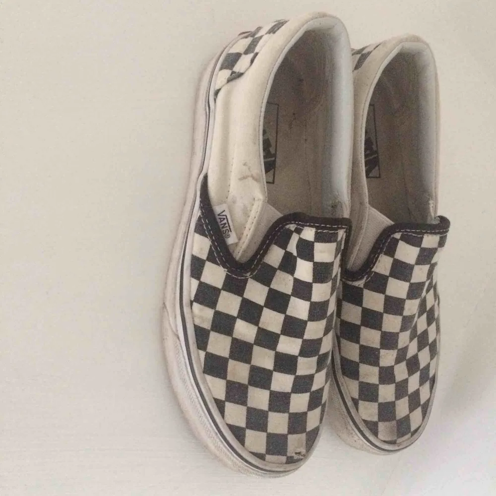 Rutiga slip-on vans!! Använda men har mycket kvar att ge och mycket av smutsen kan man tvätta ur. Har inte tvättat dom än men om det önskas så kan jag göra det.  Storlek 36.5, skulle säkert funka på en strl  37 Frakt 63kr. Skor.