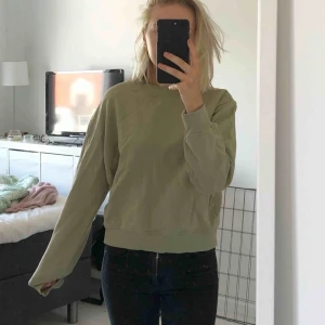  - Basic sweatshirt från NAKD.  Storlek M men passar S. Nypris: 249kr, mitt pris 70kr + frakt 