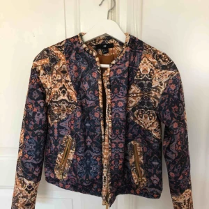  - Kort fordrad mönstrad jacka i kort modell. 