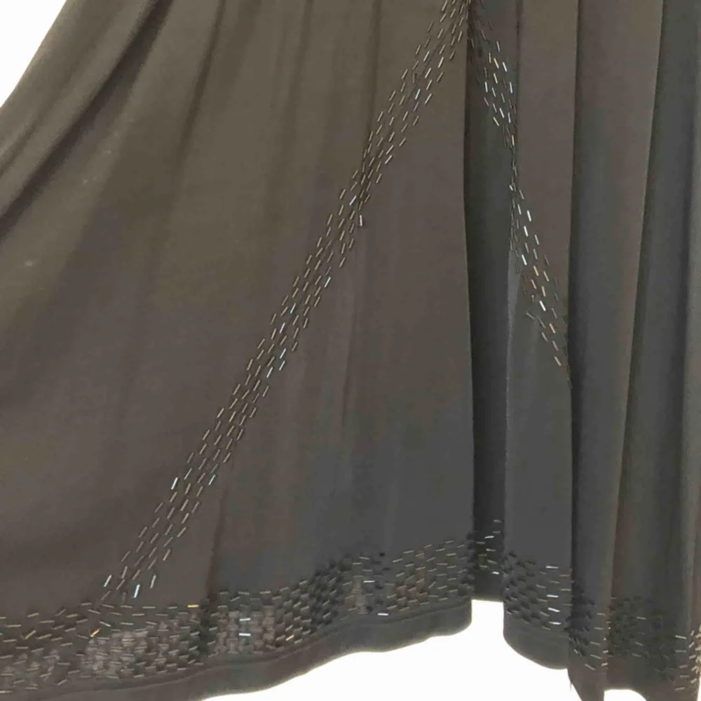 Jättefin svart knälång sidenklänning från Tiger of Sweden med dekorativa påsydda pärlor. Storlek medium. Använd en gång.. Klänningar.