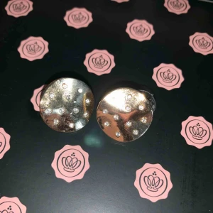  - Guldiga örhängen! Aldrig använda. Tar emot swish