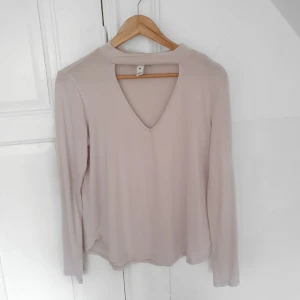  - Urringat tröja i vit/ljusrosa 