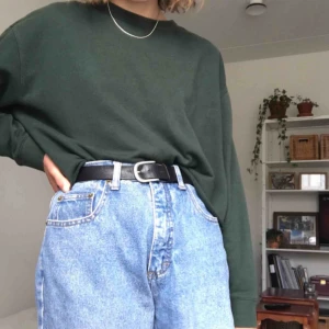  - Mörkgrön avklippt tröja från Weekday