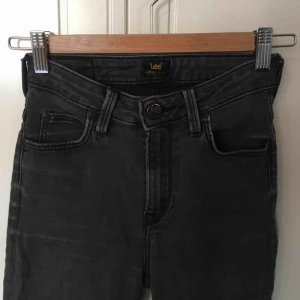 - Lee Scarlett High i svart/grått. Så sköna och sitter snyggt men säljer pga för små! fraktar inte men möts upp i stockholm! 🌼