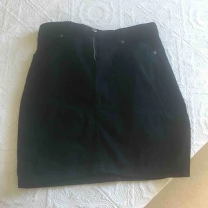  - Svart kjol från monki str 36 