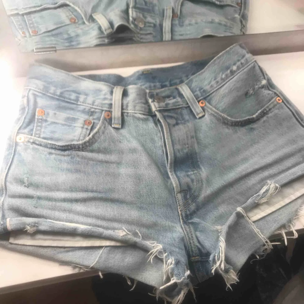 Säljer mina Levi’s shorts som jag köpte förra sommaren som ej passar i år, storlek W26, köparen står för frakten💖. Shorts.