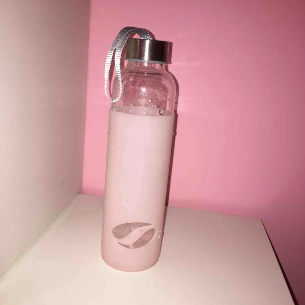 Vatten flaska från Soc i rosa nyans. Accessoarer.