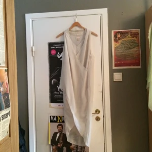 Klänning från H&M trend. Slutar strax över knät fram och längre bak. Oanvänd. - Klänning från H&M trend. Slutar strax över knät fram och längre bak. Oanvänd.