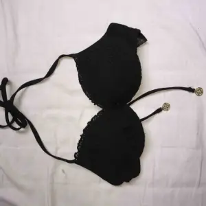 Fin svart bikini i spets från H&m. Med två ”snören” med små detaljer längst ner(se 3:e bilden). Adligt använd pågrund av att den är förstår. (Lite push up) köparen står för frakten🙂