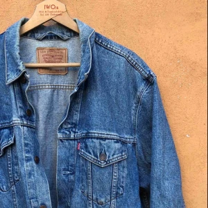  - Snyggt sluten, en del hål på en av armarna