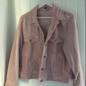  - Supersnygg manchesterjacka i jättebra skick! jag skulle snarare säga att den passar en M/L om man vill att den sitter perfekt, och en XS/S om man vill ha den oversized! Köpt för ca 400/500. 