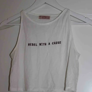  - Kort linne ifrån pull&bear, skulle säga att den snarare är en xs. Frakten ingår i priset.