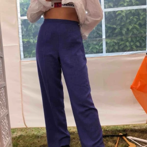  - Vintage högmidjade byxor, lite gammaldags stil i väldigt fin kvalitet 💙 Jag är 165 cm lång! Frakt tillkommer 💌