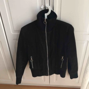  - Svart jättesnygg Manchesterjacka med muddar! Nyskick. Köpare står för frakt!
