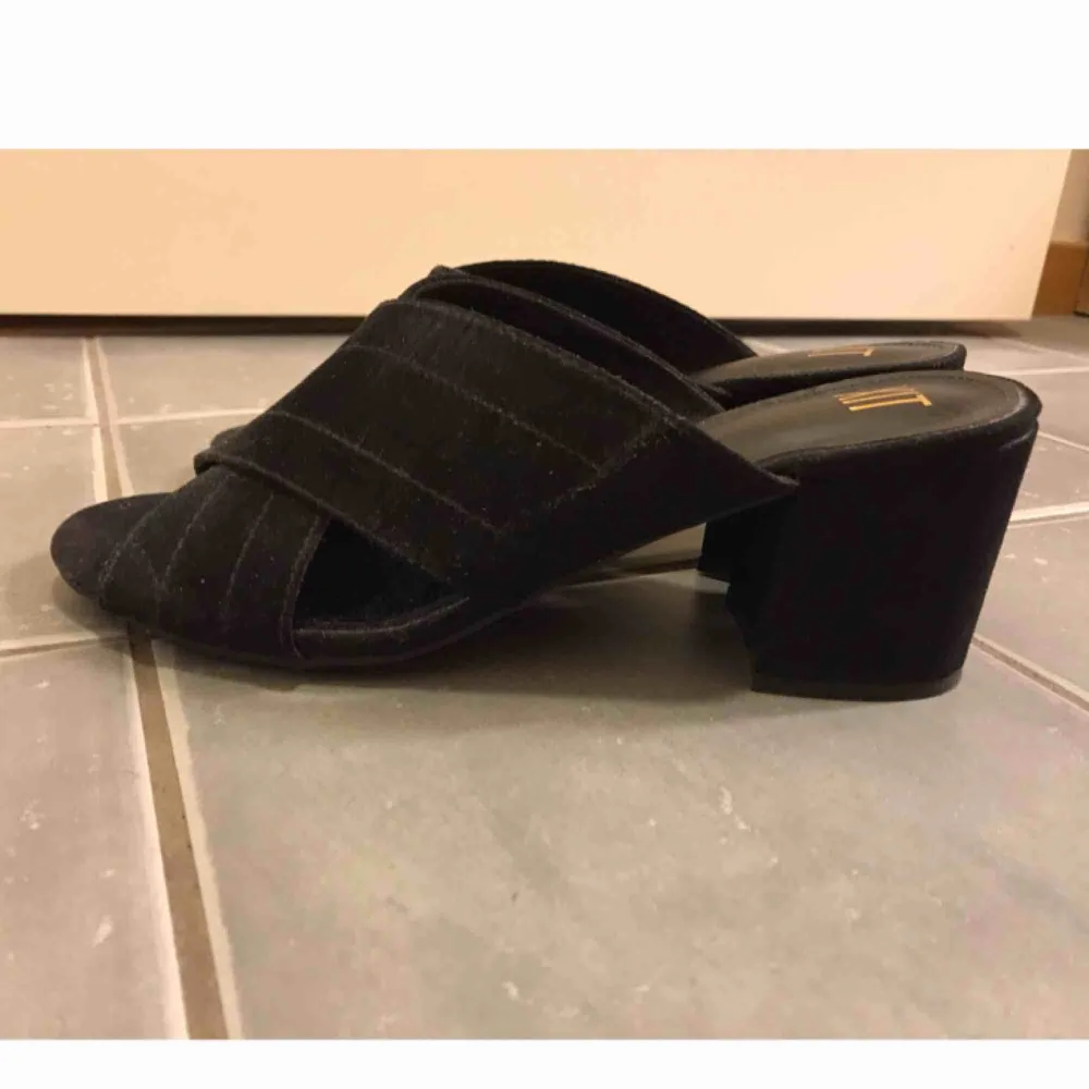Supersnygga svarta sandaletter till sommaren. Enbart använda två gånger. Säljes pga kommer ej till användning. Fraktpris plussas på priset. Nypris: 299kr. Skor.