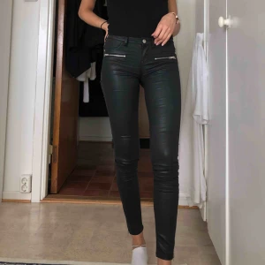  - Byxor i skinn/läder imitation. Sparsamt använda. Sitter superfint. Bjuder på frakt.