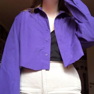  - Säljer denna croppad lila skjortan som går att använda som en tunn jacka nu i sommar!💜