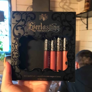  - Säljer oanvända 4 mini liquidlipsticks ifrån kat von d’s kollektion i färgerna SANCTUARY WITCHES MADRID och DAMNED.  Alla för 150 eller 1 för 50. OBS!!! Köparen står för frakten.