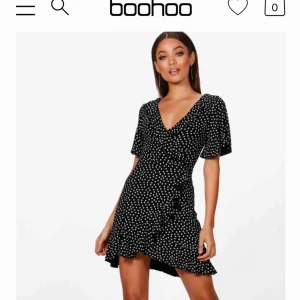 - En söt omlottklänning från Boohoo. Endast provad, var lite kort på mig som är ca 180 lång. 