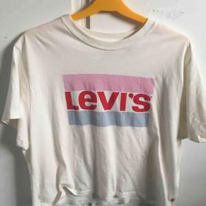 En Levi’s tröja med färgat tryck, lite bredare i modellen | Storlek S 150kr + frakt