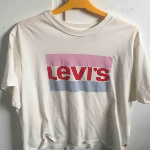  - En Levi’s tröja med färgat tryck, lite bredare i modellen | Storlek S 150kr + frakt