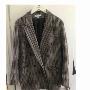  - Super fin jacka/kavaj perfekt för lite kallare sommarkvällar 🌞 kan mötas upp i Stockholmsområdet, vid post står köparen för frakten.