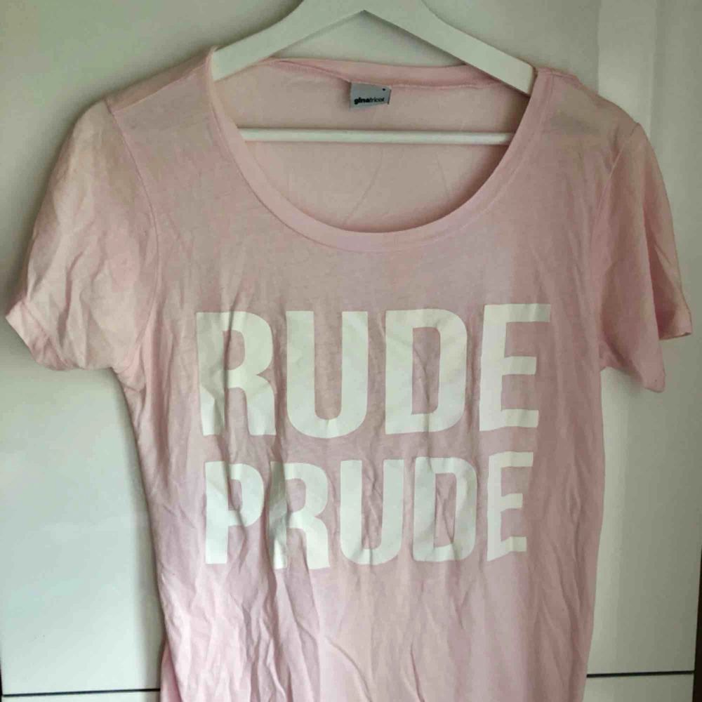 Ljusrosa t-shirt med vitt tryck. 25 kr + frakt. 🌸 Plagget tvättas & stryks innan försäljning. ✨. T-shirts.