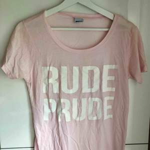 Ljusrosa t-shirt med vitt tryck. 25 kr + frakt. 🌸 Plagget tvättas & stryks innan försäljning. ✨