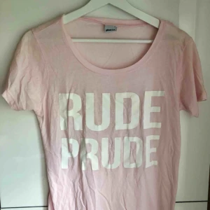  - Ljusrosa t-shirt med vitt tryck. 25 kr + frakt. 🌸 Plagget tvättas & stryks innan försäljning. ✨