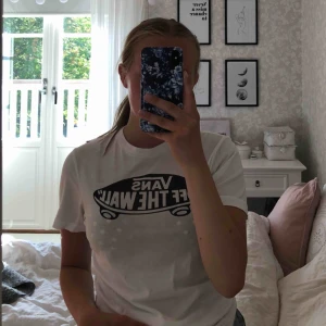  - T-shirt från Vans, sparsamt använd och i fint skick. Frakten är gratis 🥰