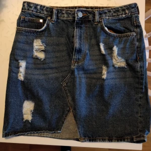  - Jeanskjol från H&M strl 42. Använd 2 ggr. 