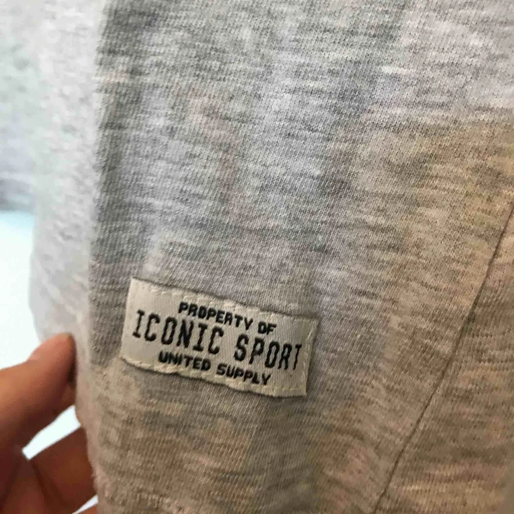 En basic grå t-shirt från lager 157. Köparen står för frakten. T-shirts.